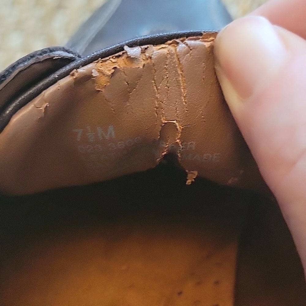 ST. JOHNS BAY leather shoes. Tan stitching. Great condtion size is 7.5. - Picture 6 of 7
